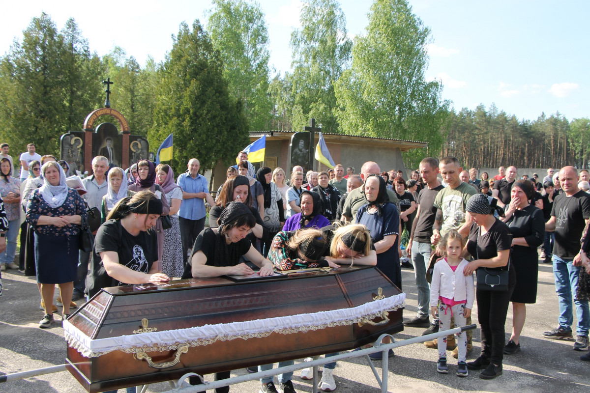 Дві донечки ніколи більше не побачать татка: напередодні Великодня на Волині попрощались з Героєм Олександром Муковським