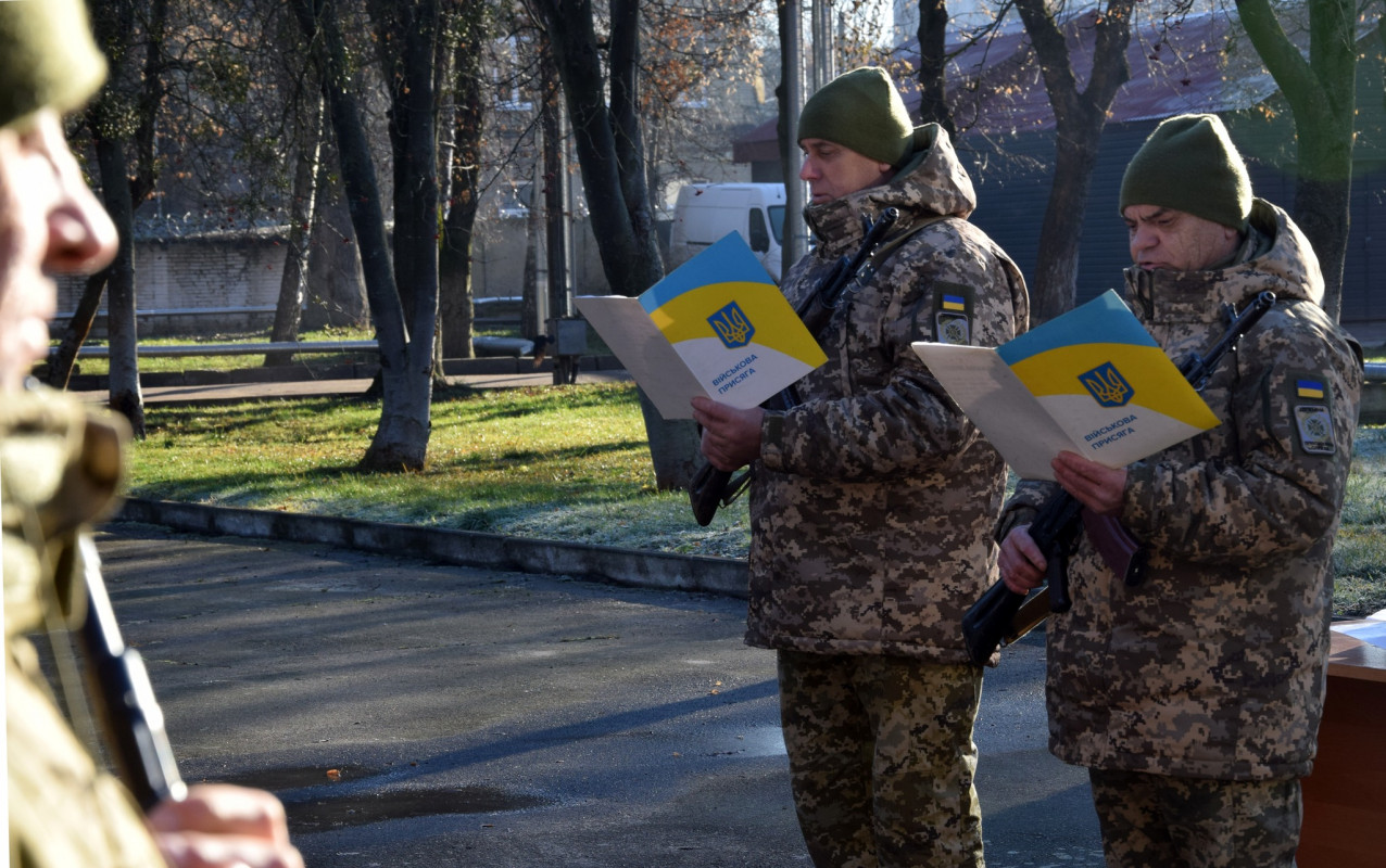 Чоловіки й жінки стали до строю: на Волині новобранці прикордонної служби склали військову присягу