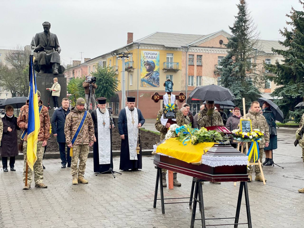 Загинув у бою півтора року тому: на Волині попрощались із Героєм України Костянтином Мрочком