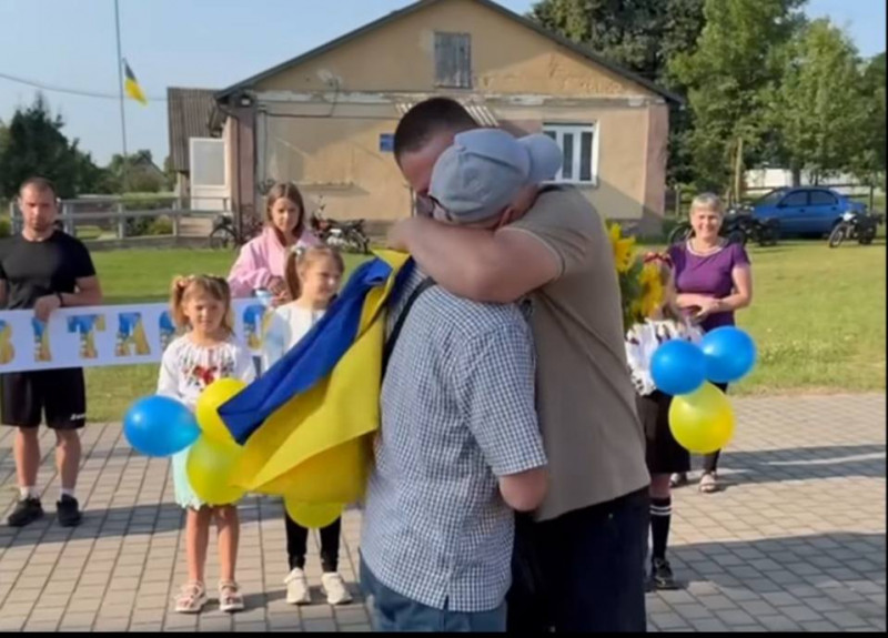 З короваєм, квітами та обіймами: на Волині зустріли воїна, звільненого з російського полону