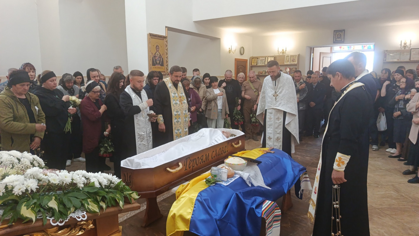 Біль втрати, що не стихає: у громаді на Волині провели в останню дорогу підполковника Повітряних сил України Юрія Халика