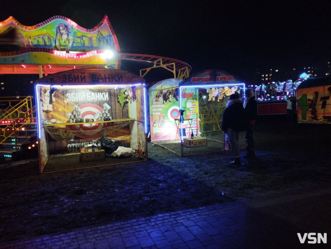 У Луцьку біля «ПортCity» встановили атракціони: які ціни на розваги
