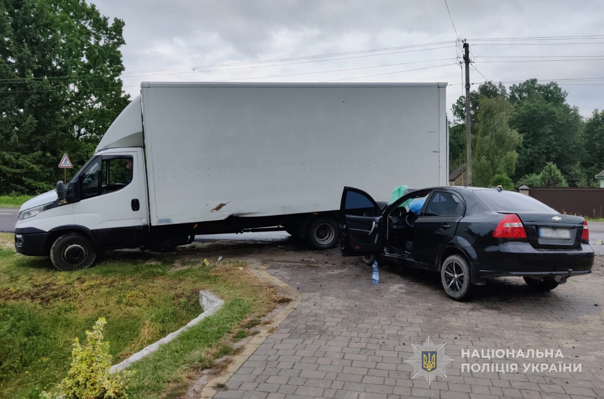 Смертельна аварія на Волині: загинула жінка, а ще четверо людей, серед яких дитина, - у лікарні