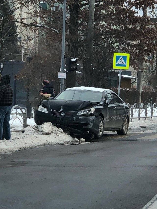 Одну відкинуло у паркан: у Луцьку зіткнулися дві автівки. Фото