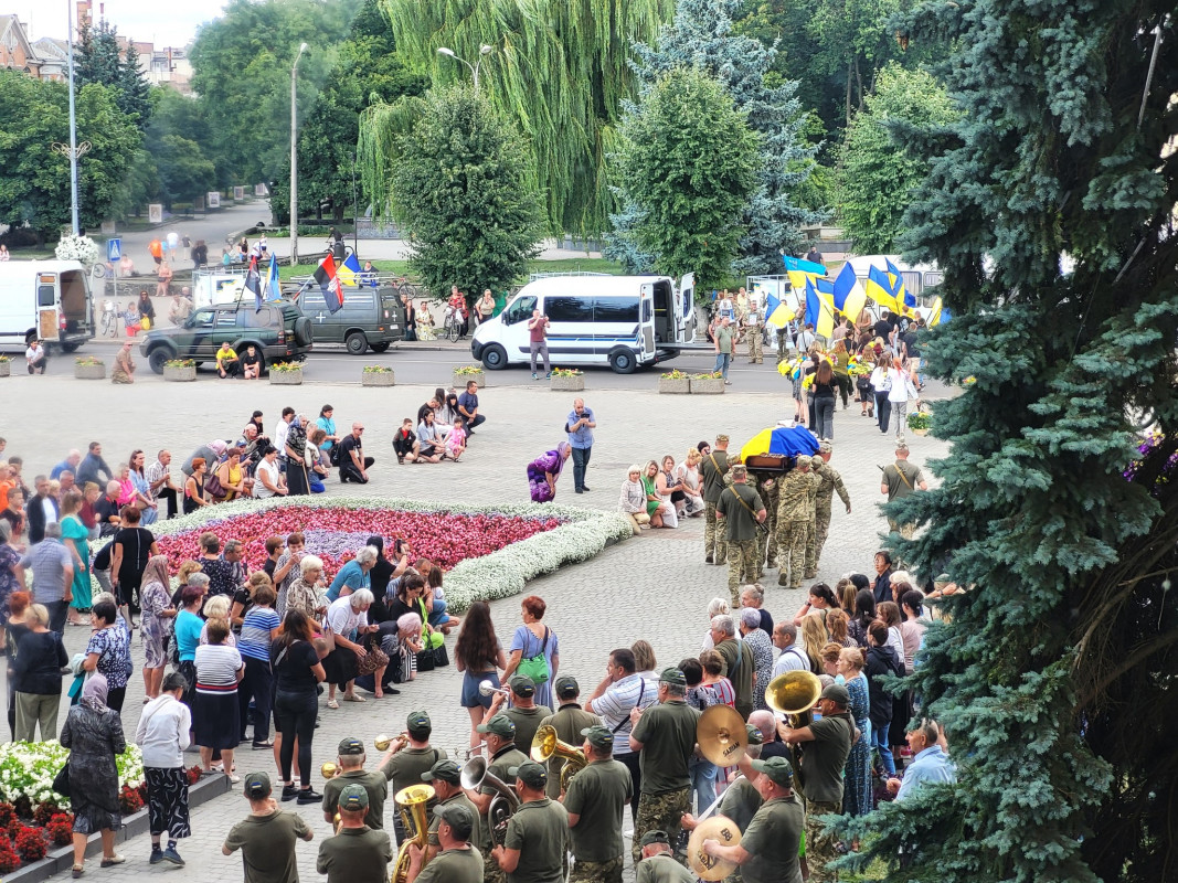 «Мамуль, не переживай, у медиків найменше шансів загинути на війні»: на Волині попрощались з Героєм Віталієм Кухарчуком