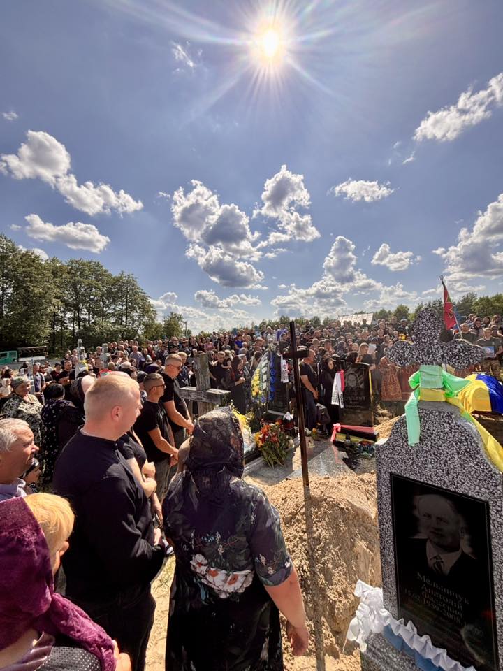 Загинув унаслідок авіаційного удару: на Волині попрощались з Героєм Дмитром Калінчуком