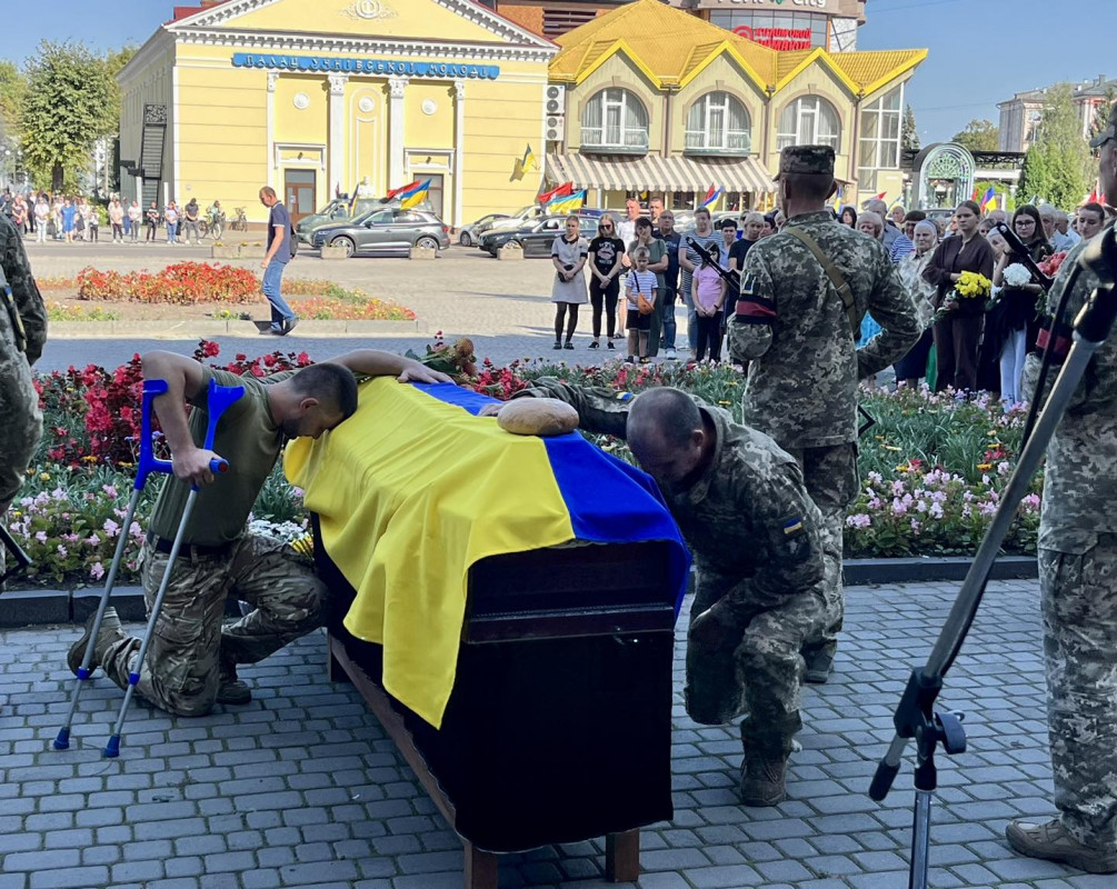 «На власні очі бачив усе пекло війни»: на Волині попрощалися з Героєм Петром Бежаном. Фото