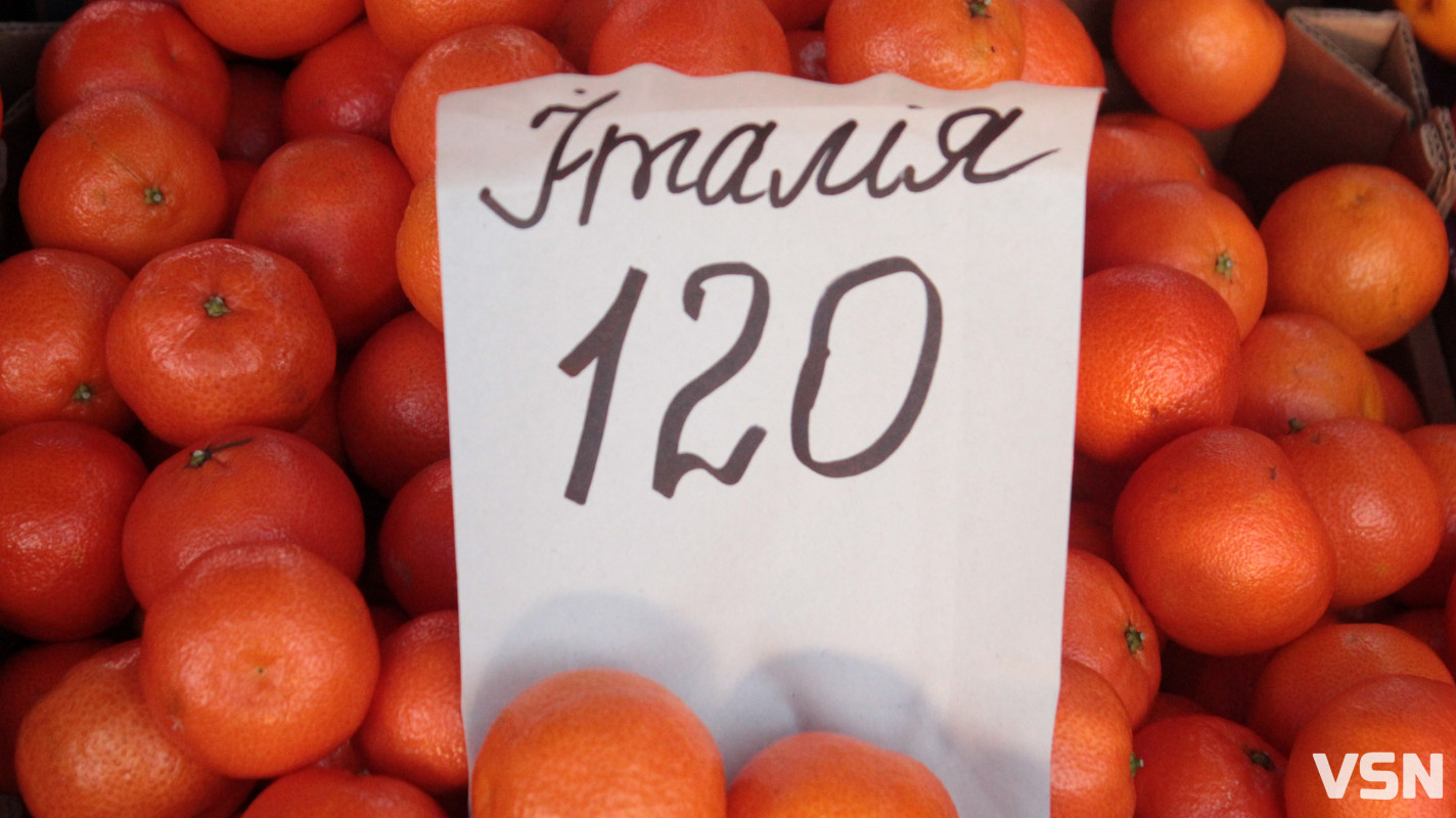 Скільки коштують фрукти на ринку у Луцьку?