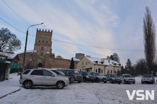 У Луцьку придбали 10 авто для українських захисників, частину волонтери повезуть на фронт