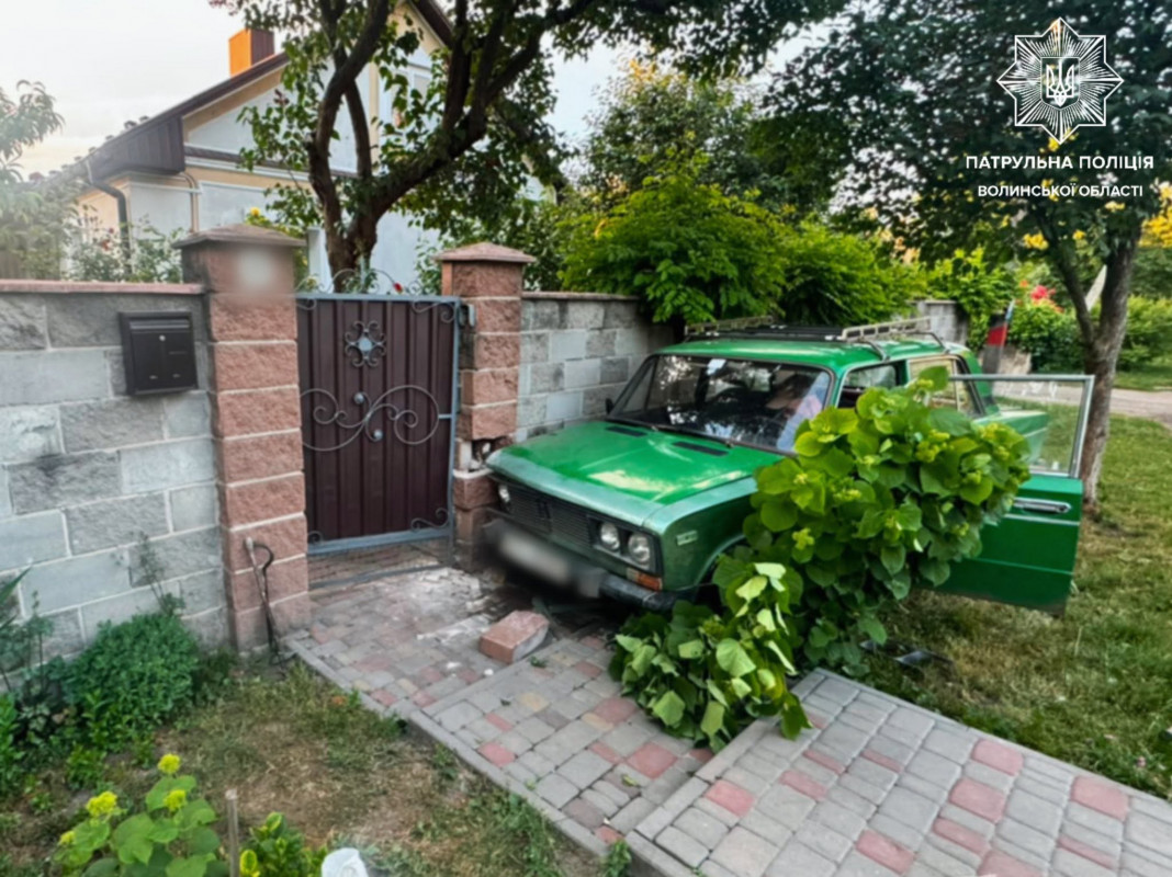 Врізався у бетонний паркан і відмовився від огляду: деталі ДТП у місті на Волині
