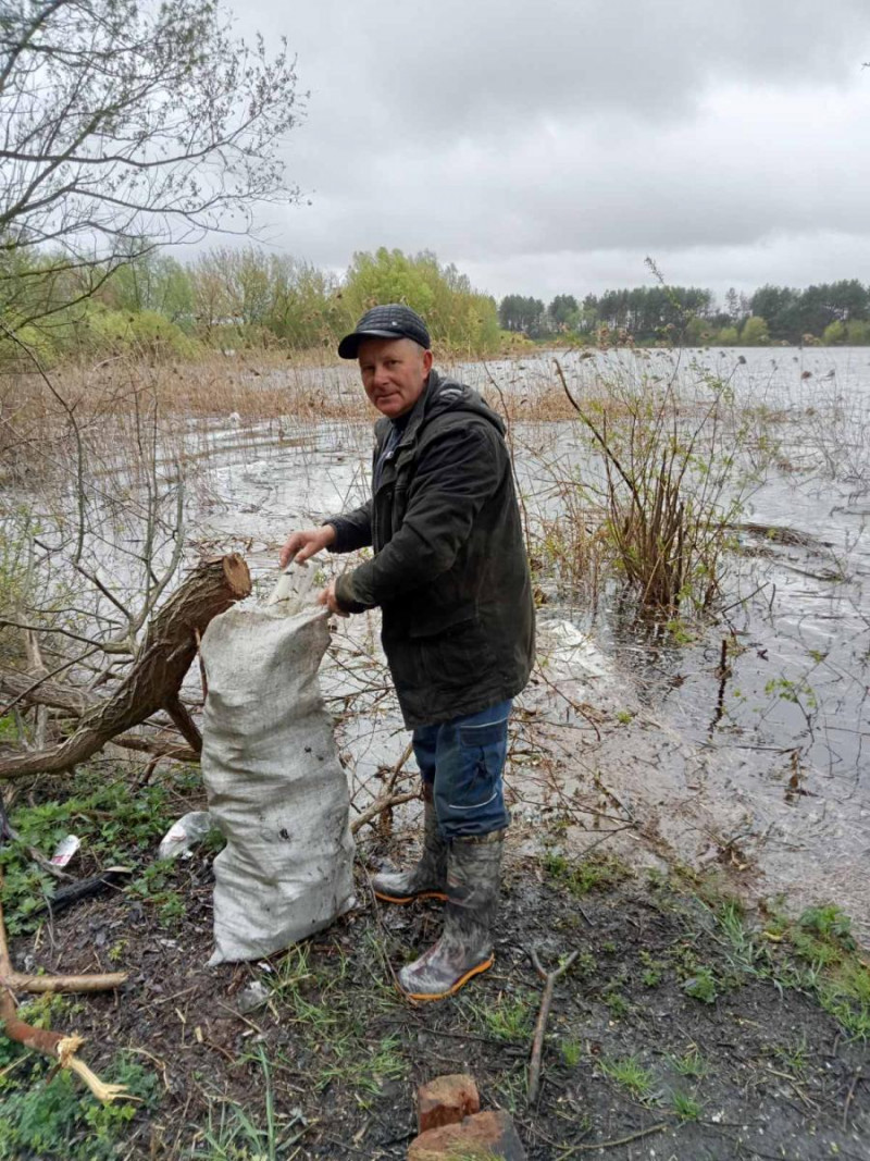 Дощ не став на заваді: волиняни прибрали від сміття заплаву річки Стир в Чебенях