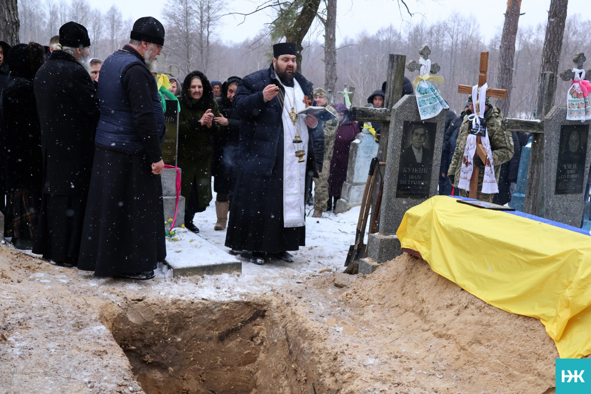 Довгою була остання дорога додому: на Волині попрощалися з воїном Володимиром Сірцем