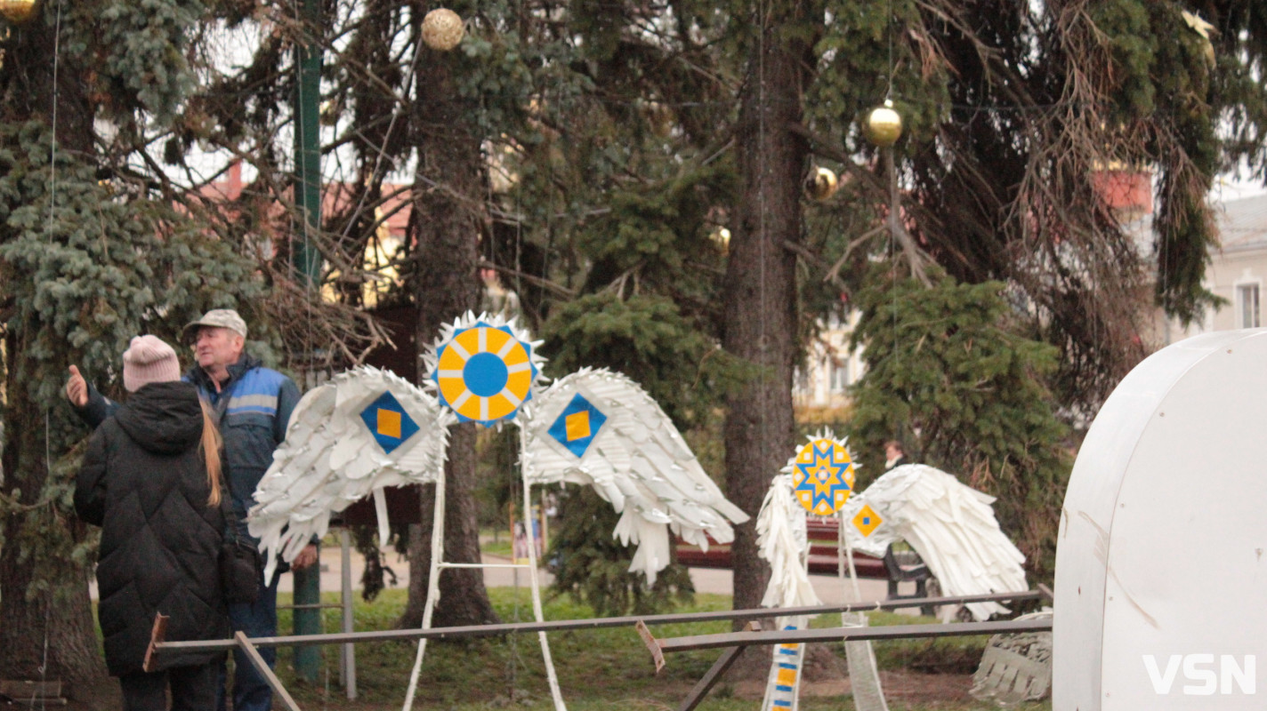 Луцьк в очікуванні свята: ялинки прикрашені, місто готується до Різдва