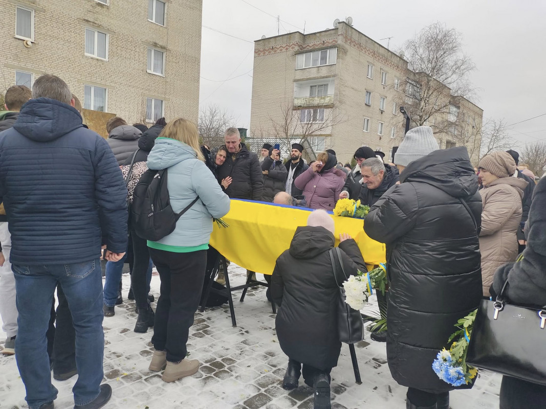 Зі сльозами  ділили його весільний коровай на кладовищі: на Волині попрощалися молодим Героєм