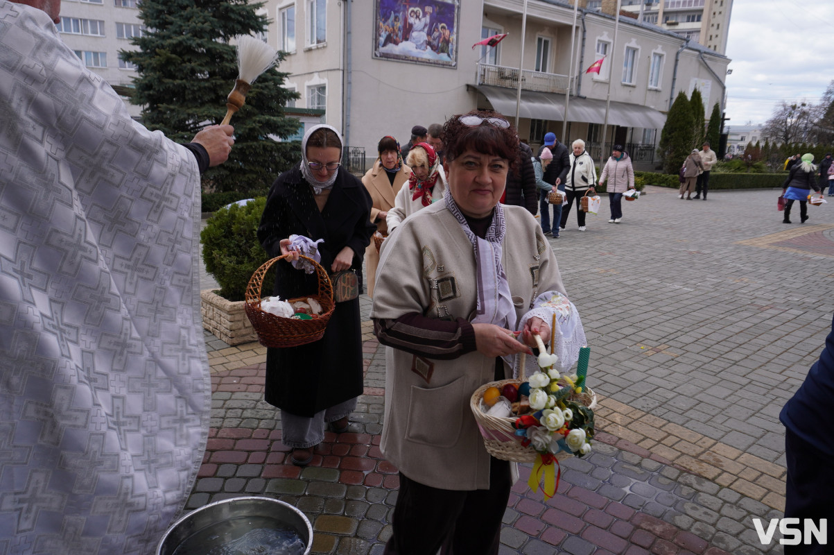 Як у Луцьку освячують Великодні кошики? Фоторепортаж