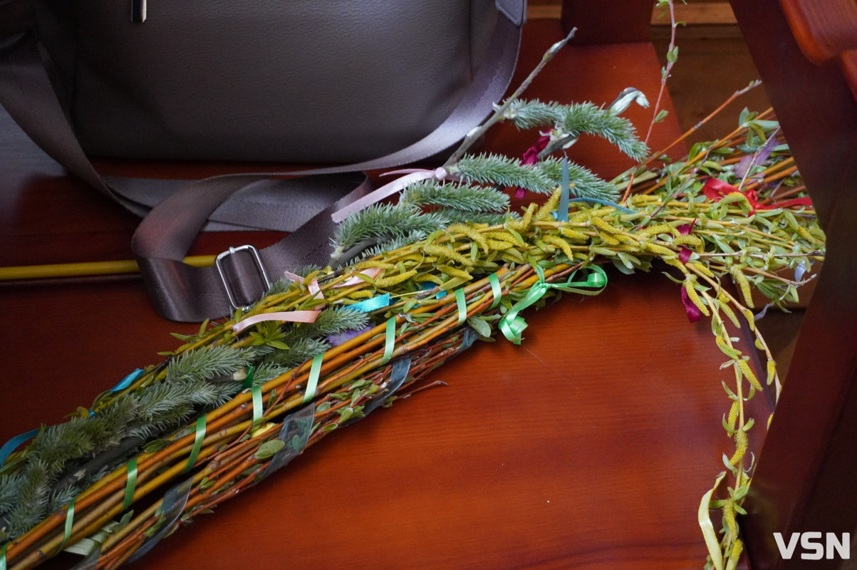 Сотні вірян прийшли освячувати вербу у головний собор Луцька. Фоторепортаж