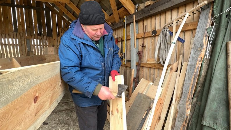 Родинна традиція: як 68-річний волинянин вручну робить човни для всієї України