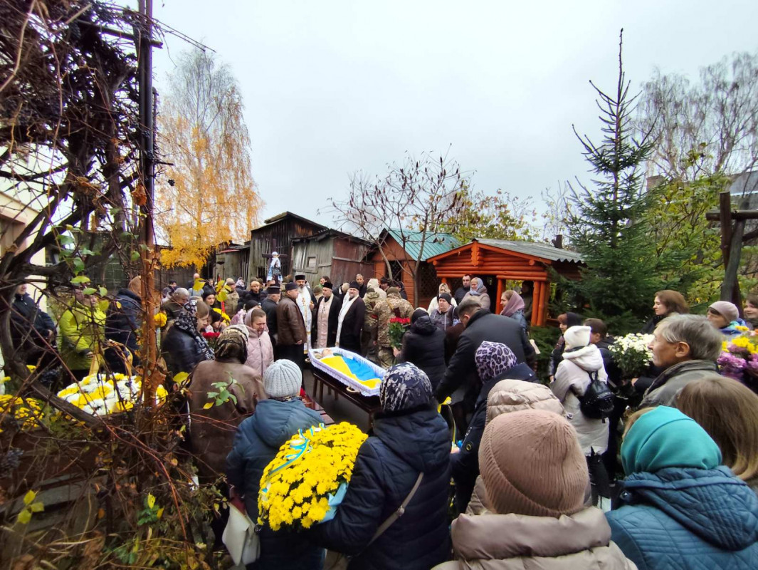 Осиротіли діти, овдовіла молода дружина: на Волині попрощалися з Героєм Володимиром Кравчуком