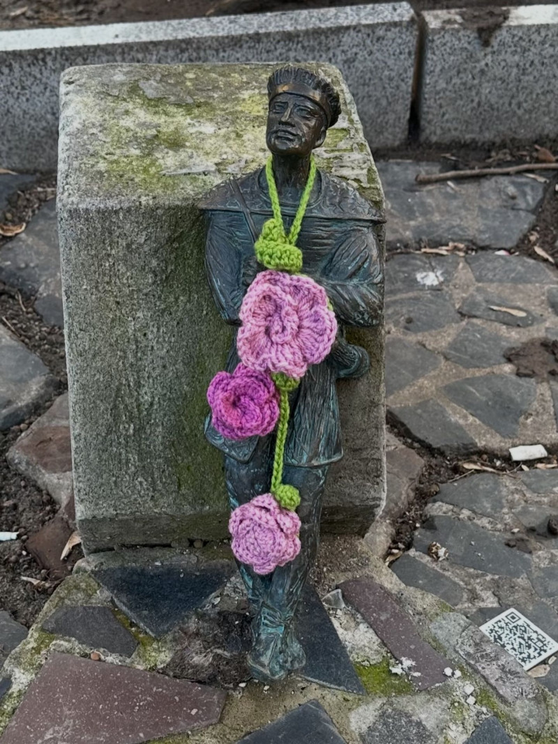 У Луцьку волонтерки замінили зимові шапки кликунів на в’язані квіти