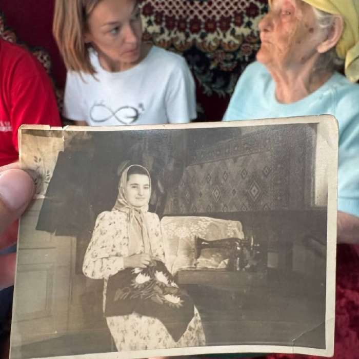 93-річна волинянка веде господарство та вирощує хризантеми