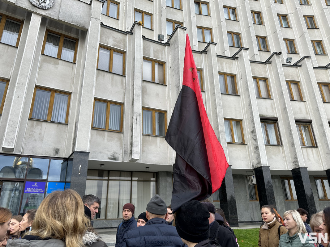«Хлопці поранені, а вони бруківку укладають»: біля Волинської ОДА активісти вийшли на акцію