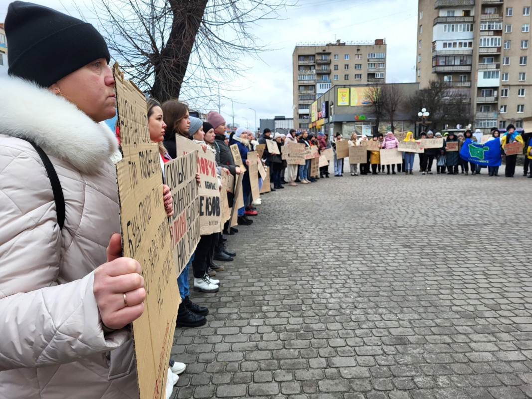 21 місяці у полоні: на Волині рідні оборонців Азовсталі провели мирну акцію