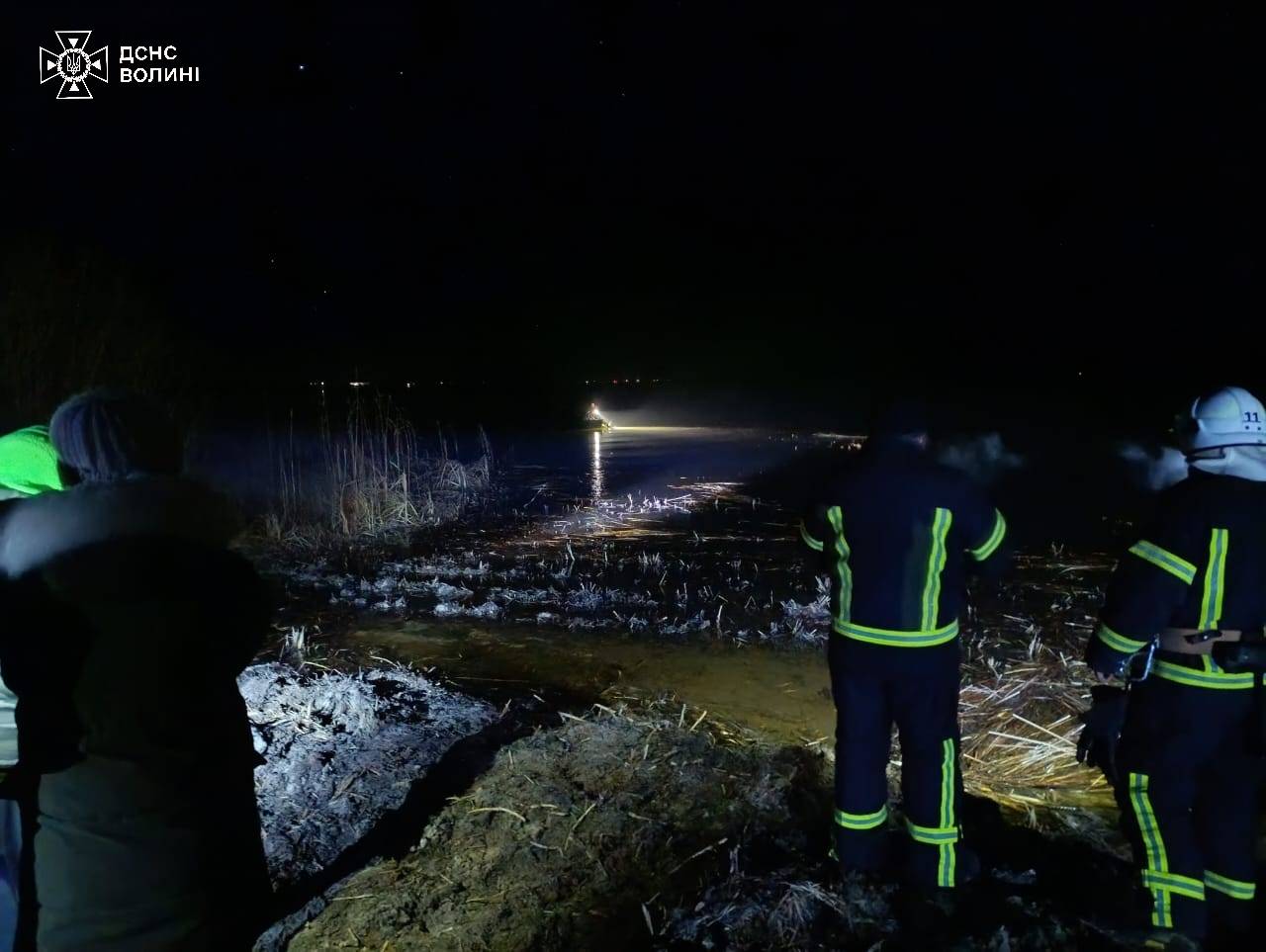 Рятувальники витягнули двох рибалок з крижаної води на Світязі