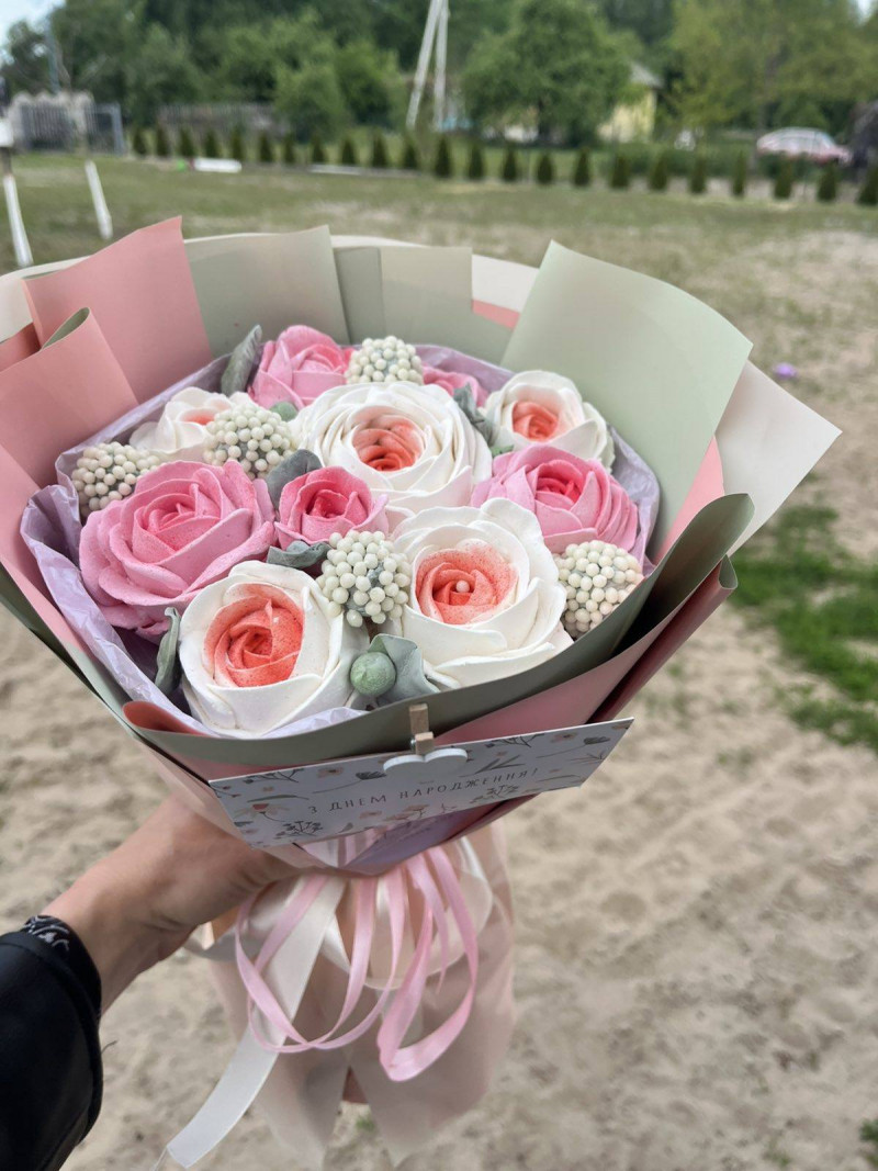 Захоплення переросло у власну справу: вчителька з Волині створює букети із зефіру