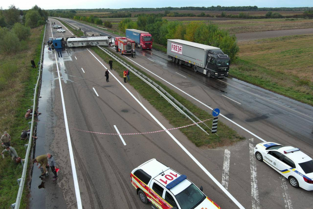 На Волині перекинувся бензовоз. Відео. Оновлено