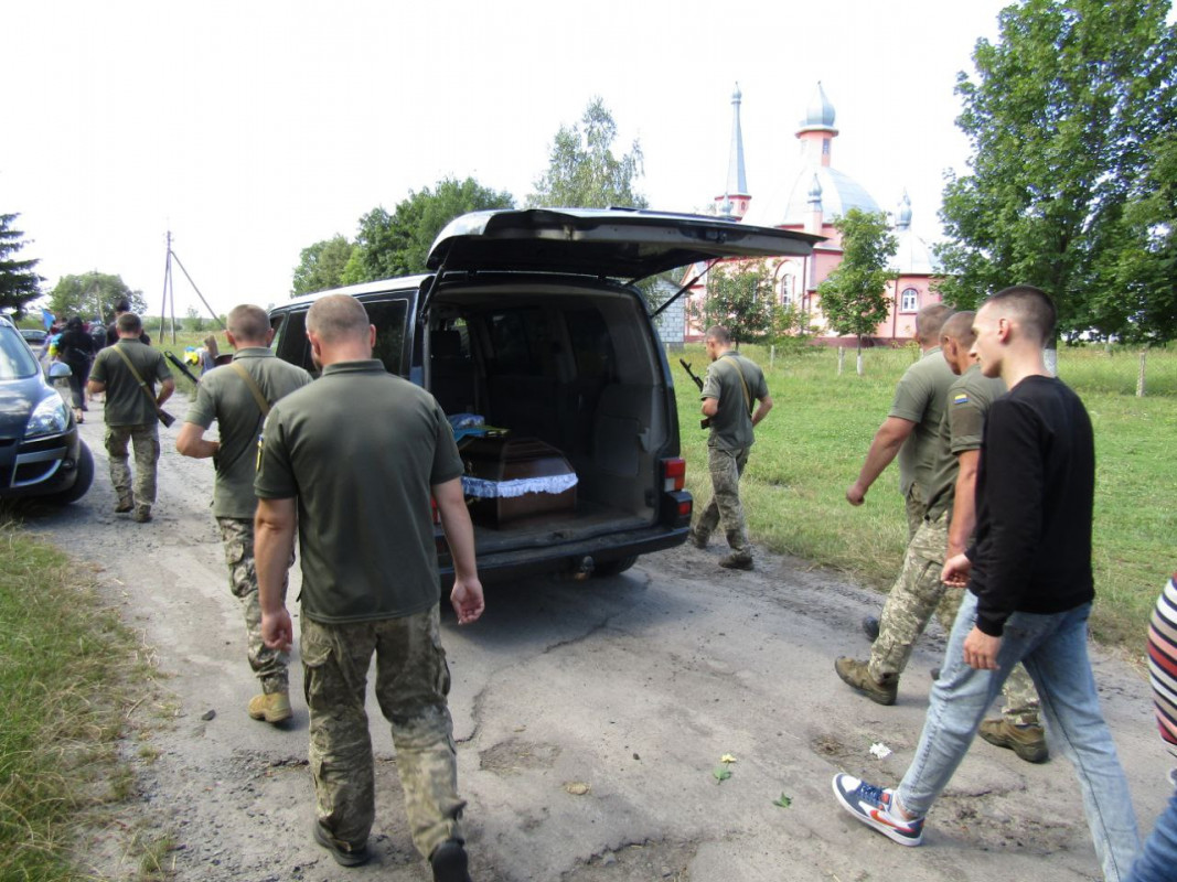 В один день громада прощається відразу з трьома Героями: на Волині поховали молодого захисника Олега Новосада