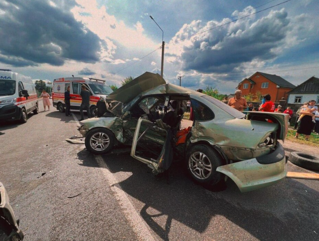 Вісім рятувальників вирізали тіло дитини з побитої машини: подробиці смертельної ДТП на Рівненщині. Фото