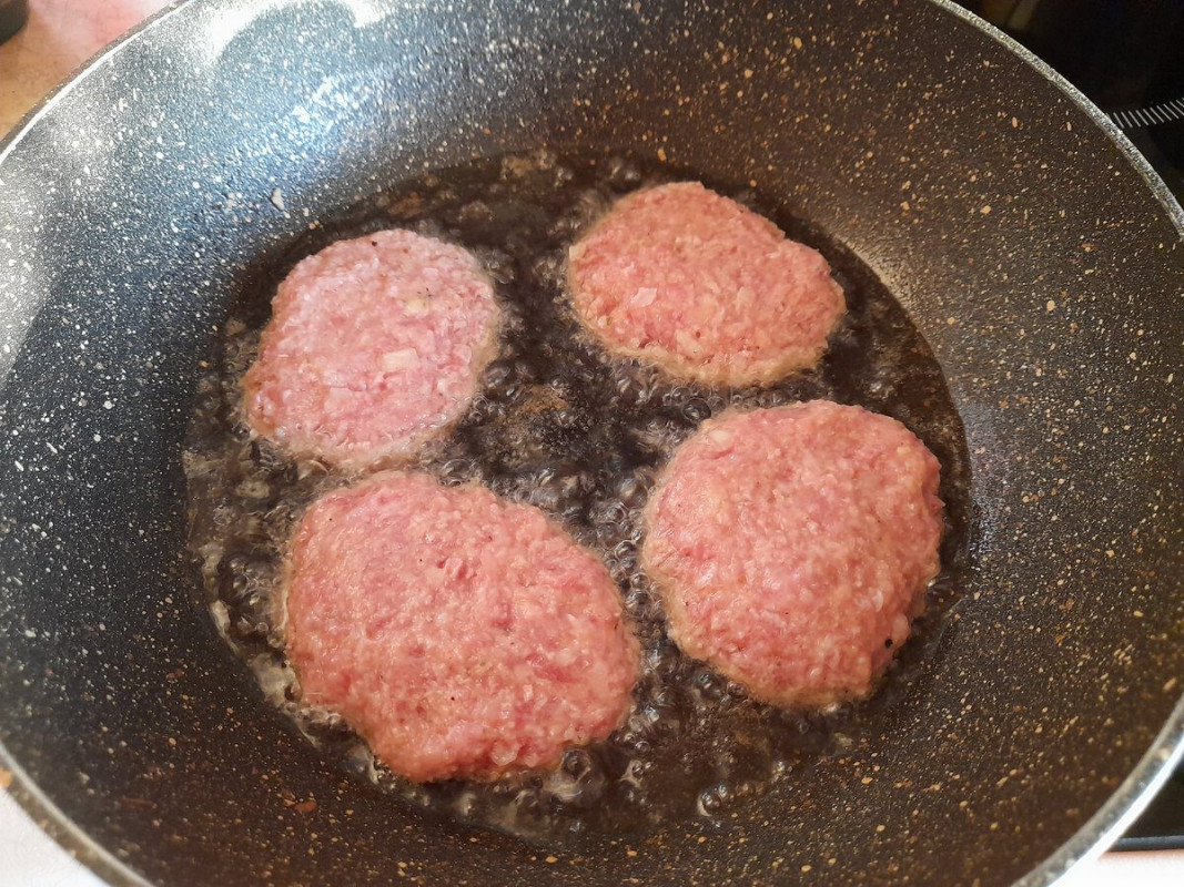 Як приготувати соковиті та пишні котлети без додавання хліба у фарш