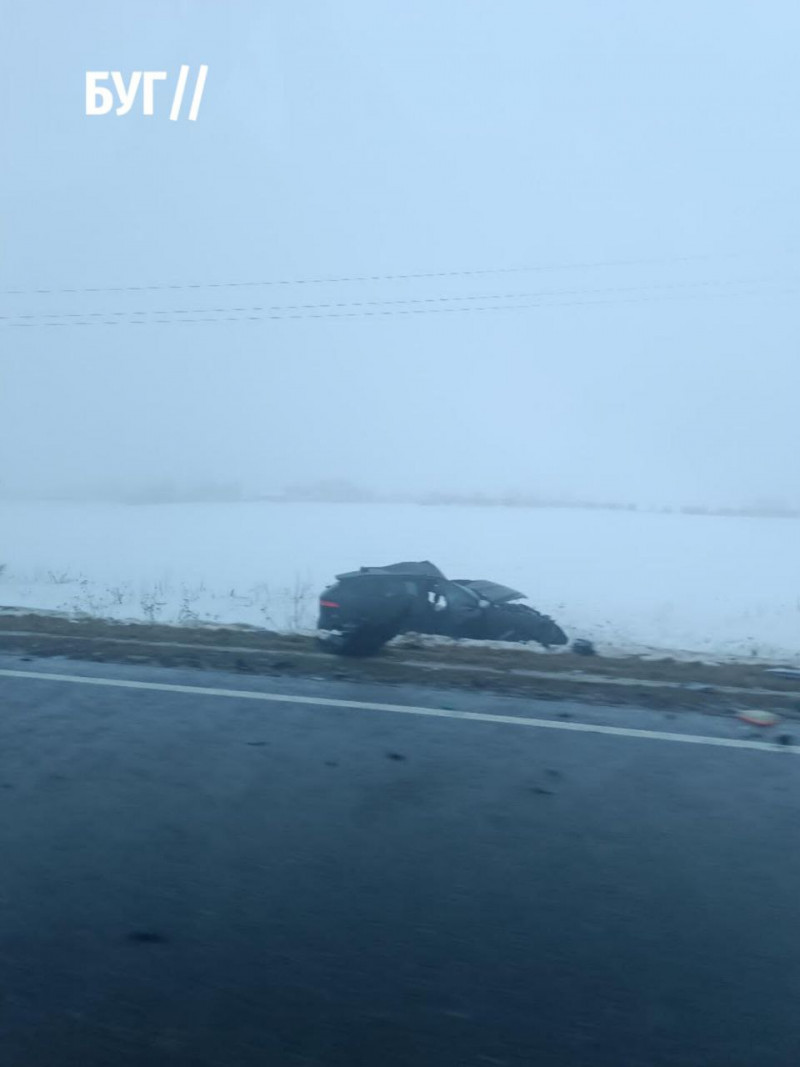 На Волині водій вантажівки виїхав на зустрічну та зіткнувся з Jaguar, від удару легковик злетів у кювет