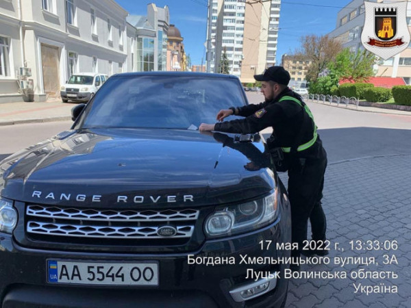 В центрі Луцька елітний позашляховик припаркували впритул до банку, перекривши тротуар