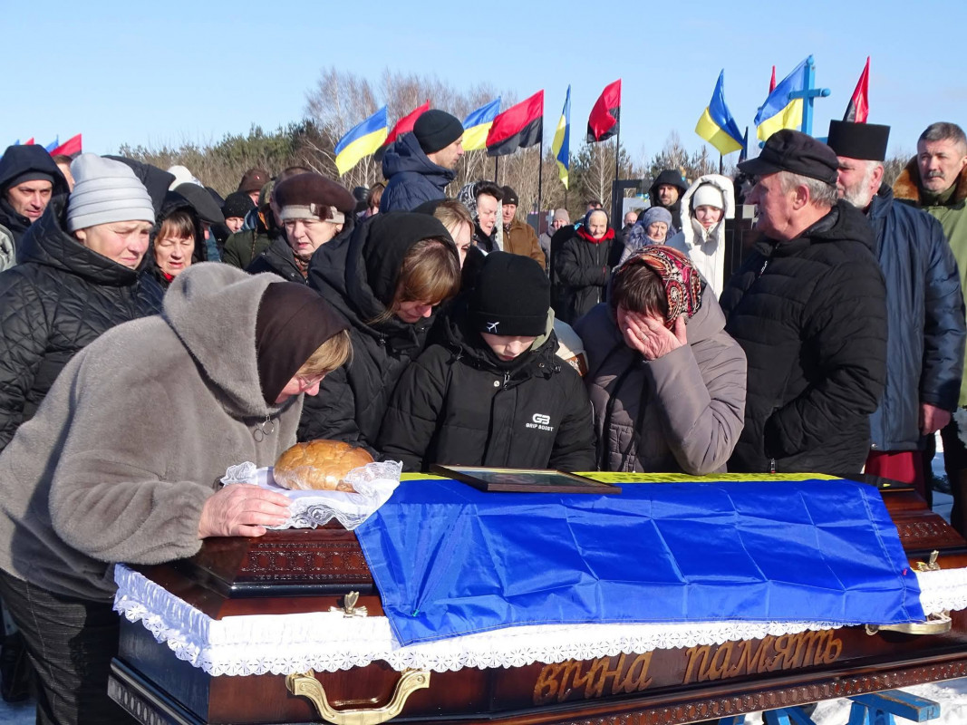 Понад рік родина жила між надією і болем: на Волині попрощалися з воїном Романом Махнюком