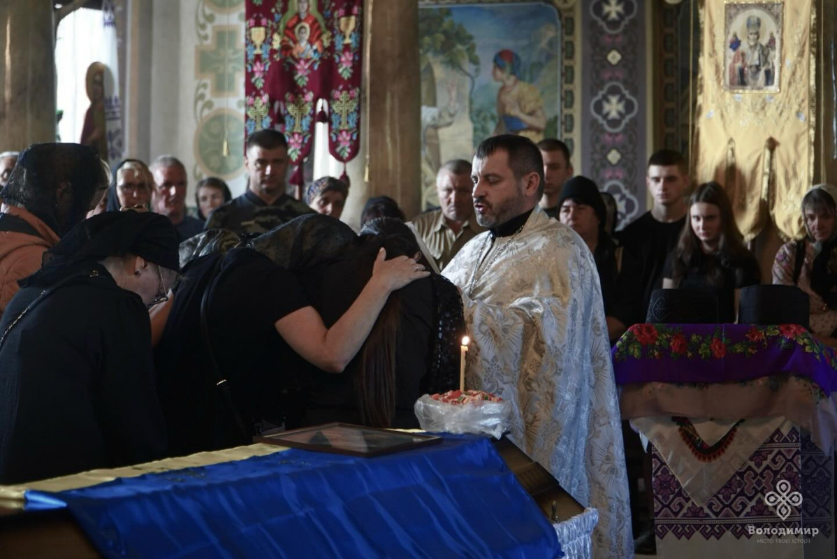 Повернувся з-за кордону, щоб захистити свою країну: на Волині в останню дорогу провели Героя Руслана Кулешу