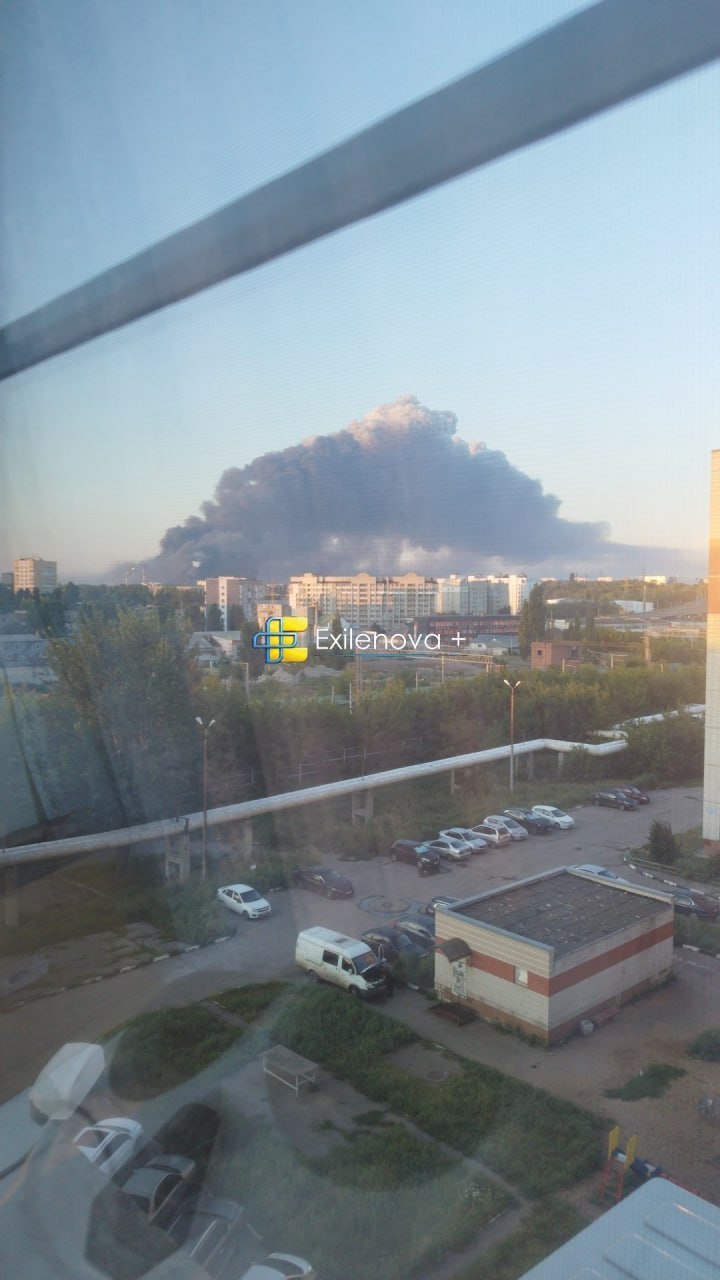 Вибухи на авіабазі «Енгельс-2» і пожежа на НПЗ: дрони атакували стратегічні об'єкти Росії