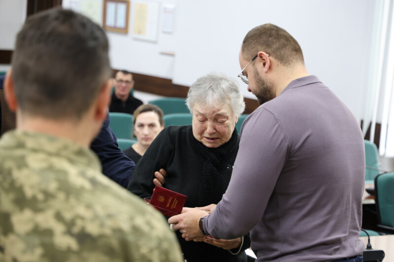 У Луцьку рідним загиблих Героїв вручили їхні посмертні нагороди. Фото