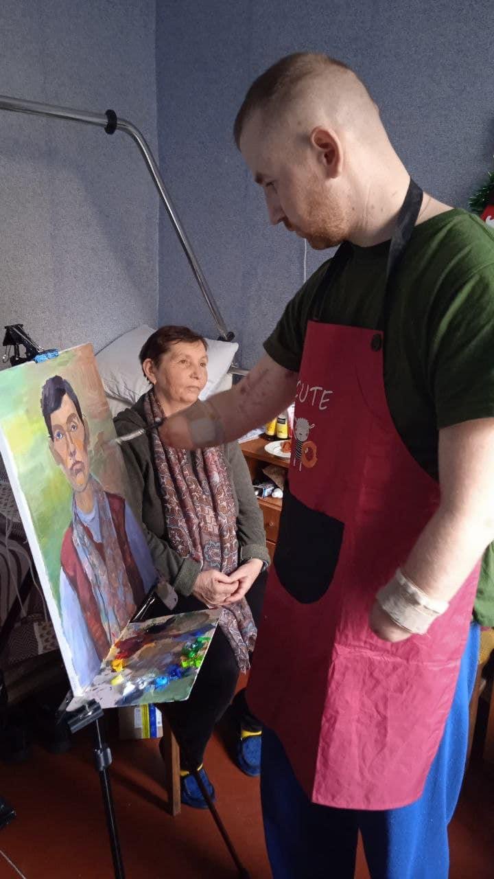 Малює і водить авто: ветеран війни, який втратив обидві руки на війні, почав нове життя у Луцьку