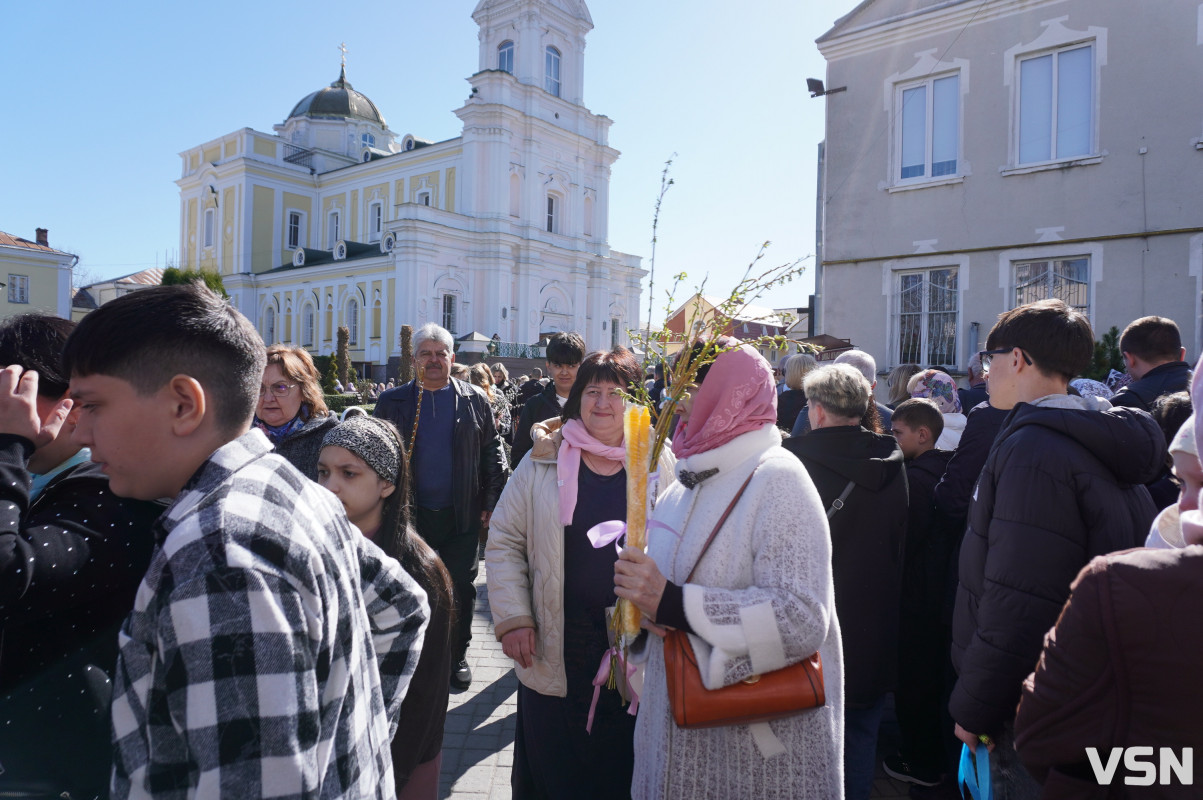 Сотні вірян прийшли освячувати вербу у головний собор Луцька. Фоторепортаж