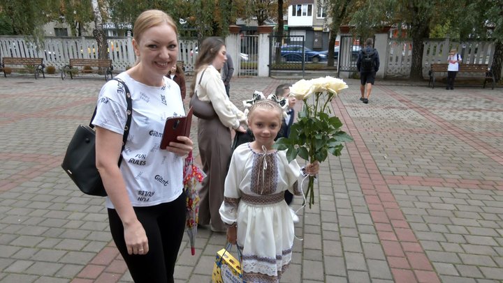 Приїхав із фронту лише на два дні: у Луцьку військовий повів доньку-першокласницю до школи