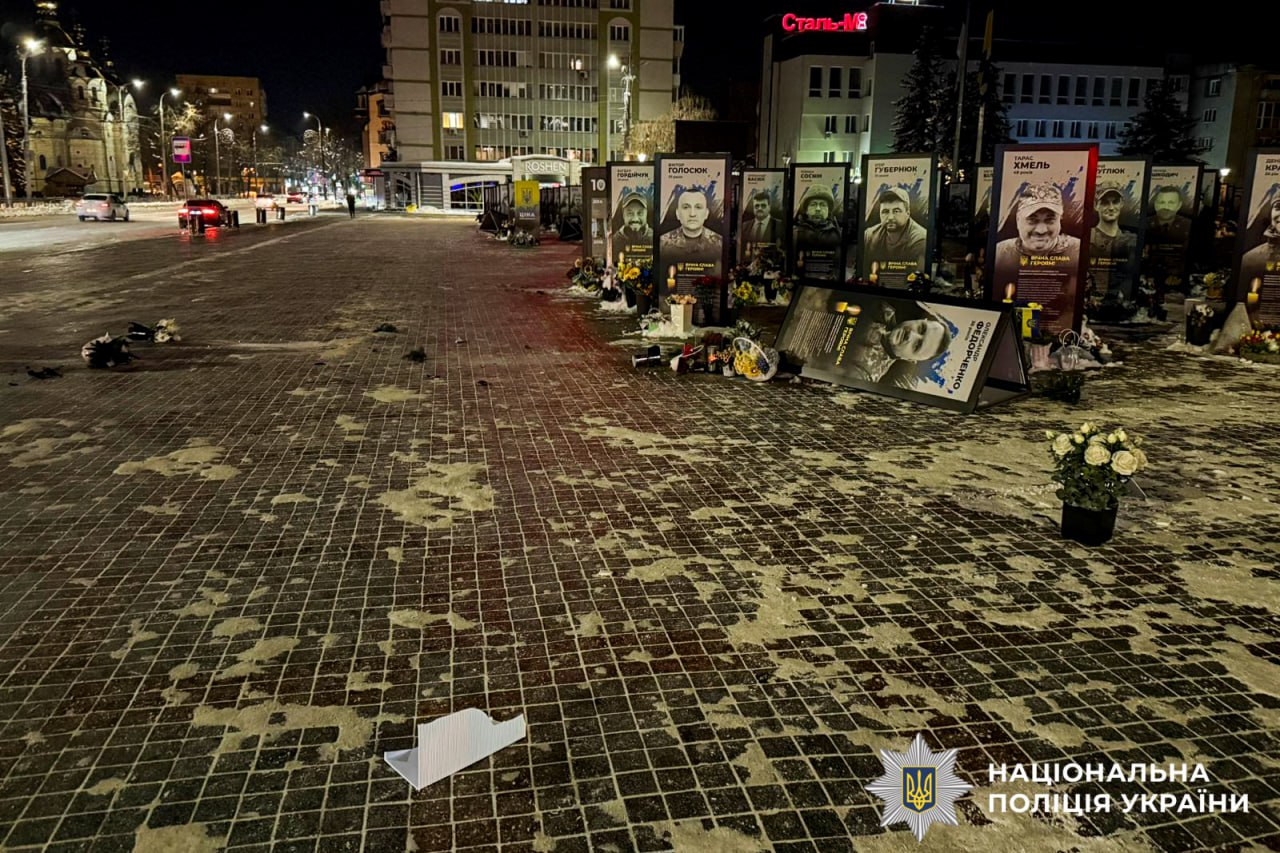 У Рівному жінка повалила портрети загиблих воїнів