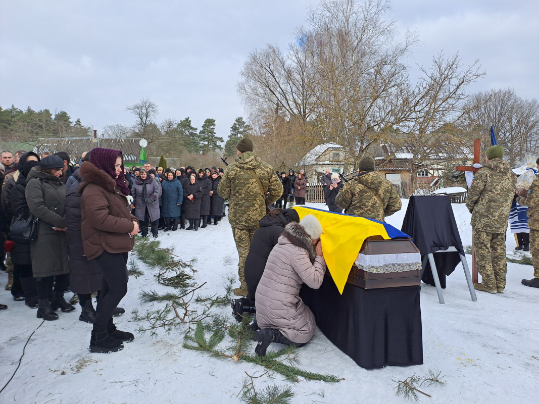 Сім місяців родина жила надією: на Волині в останню земну дорогу провели Героя Олександра Мацюка