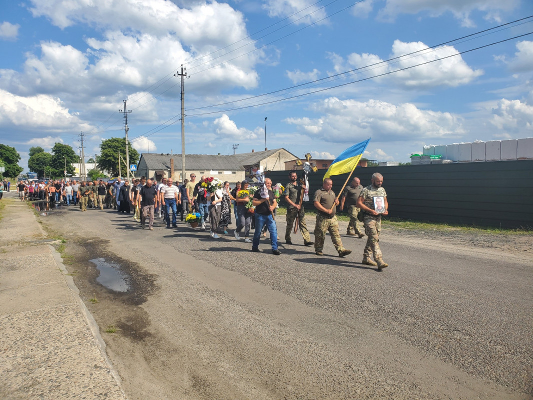 Залишилися мама, дружина, син та донька: волиняни попрощалися із загиблим Героєм Сергієм Ткачуком