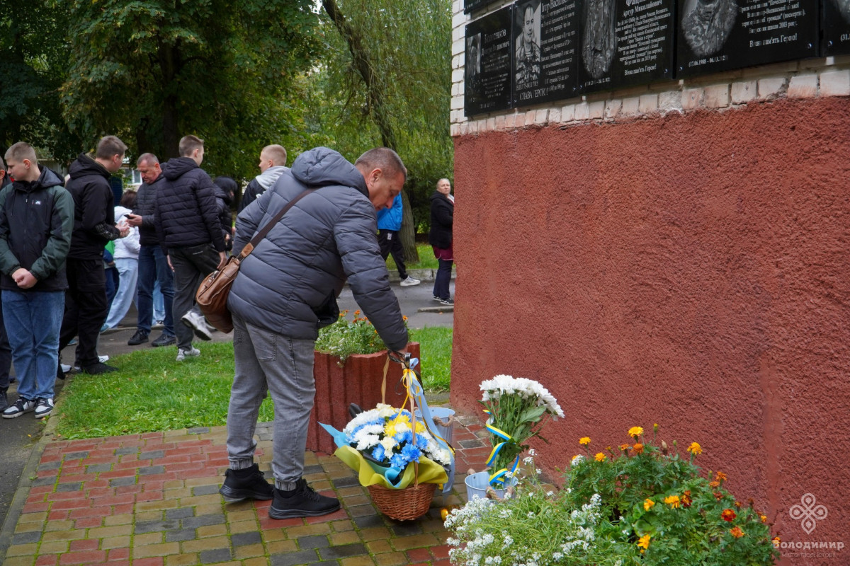У Володимирі в гімназії №3 випускників-Героїв вшанували меморіальними дошками