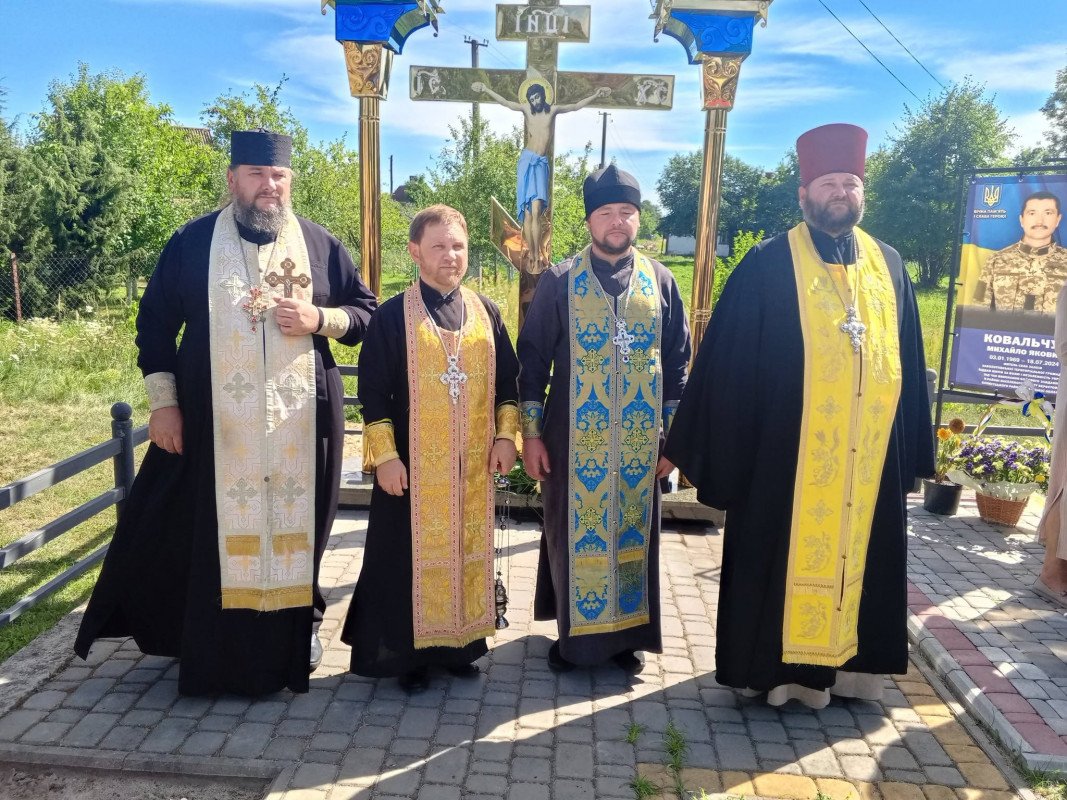 На Волині мати загиблого воїна встановила Хрест материнської любові на Алеї Слави