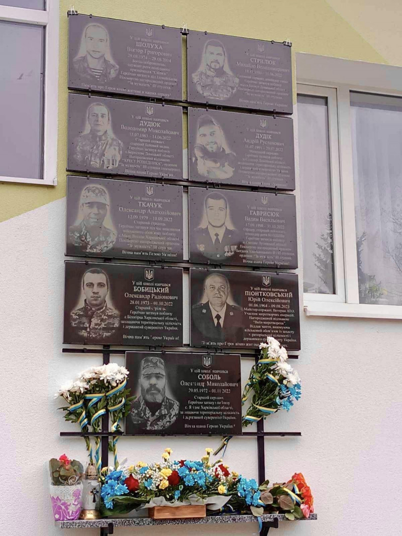 Школа втратила девʼять випускників на війні: на Волині відкрили меморіальні дошки Героям
