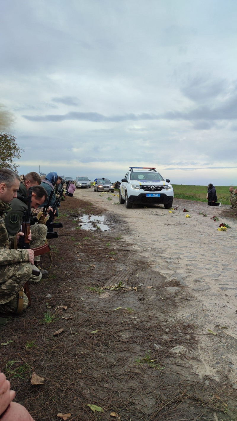 Зійшлося усе село: поховали 29-річного сапера з Луцького району Віталія Костюка. Фото