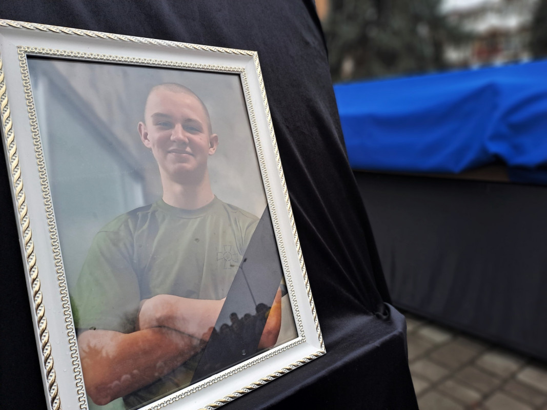 Коровай ділили на кладовищі: у Ковелі в останню путь провели 18-річного Героя Дмитра Приймачука