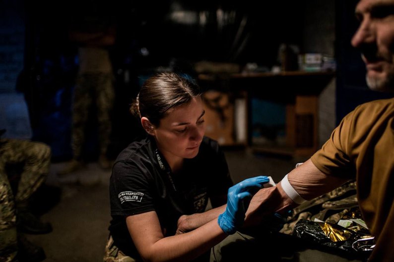 «Я не можу сидіти осторонь»: медсестра з Волині працює у лікарні й евакуює поранених з фронту